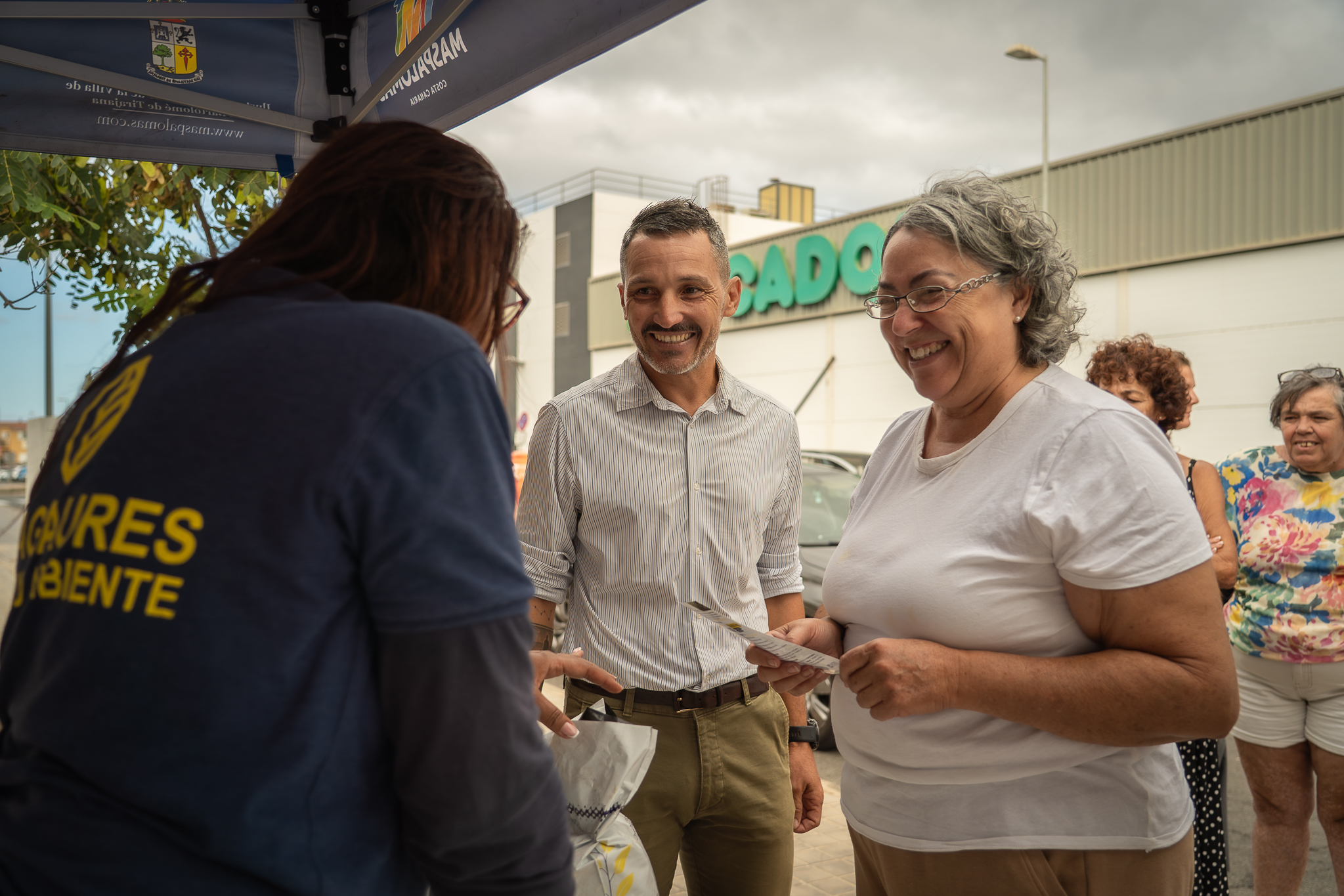 20260919_Ruyman Cardoso en el stand con una vecina